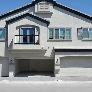  Holiday home Beautiful Townhouse With King Suite!